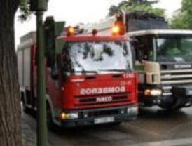 Cuatro intoxicados leves al incendiarse un piso en La Elipa