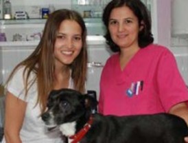 La actriz Ana Fernández visita El Refugio para promover la adopción de animales
