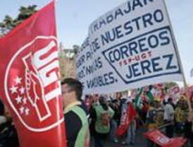 Trabajadores de Correos se manifiestan para pedir mejor salario