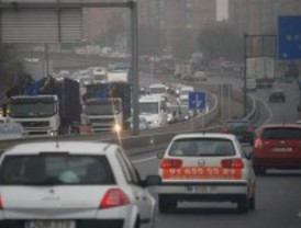 Precaución por niebla y lluvia en las carreteras