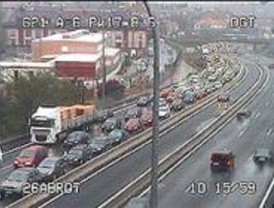 La lluvia provoca 130 kilómetros de atascos en Madrid