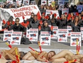 Desnudos con banderillas y contra 'Toros BIC'