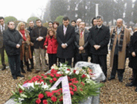 El PSOE homenajea a Tierno Galván en el XXII aniversario de su muerte