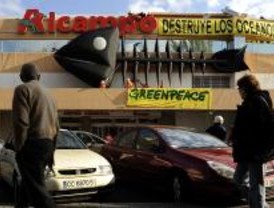 Una raspa de pescado de 16 metro conquista la facha de un supermercado