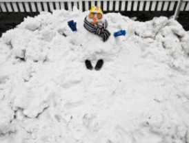 Los muñecos de nieve se instalan en la plaza de Felipe II