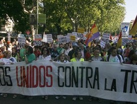 Miles de personas marchan contra el 'austericidio' de la Troika