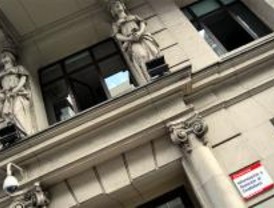 Quitan una beca a un parado porque al no trabajar puede atender a su hija