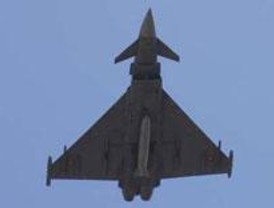 El mal tiempo obliga a reducir el desfile aéreo y suprimir la llegada de la bandera desde el aire