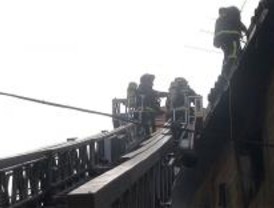Diez intoxicados por un incendio en el sótano de un edificio en Aluche