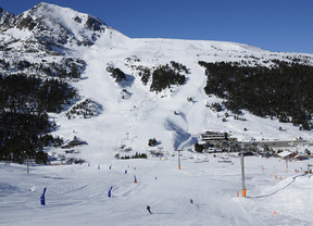 Grandvalira felicita la navidad con una ilustración de Simon Beck