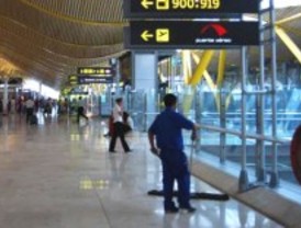 Los trabajadores de AENA-Barajas se manifiestan en favor del servicio público