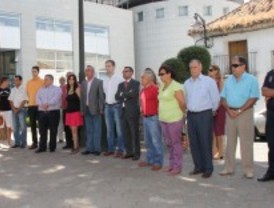 Parla muestra su dolor con la madre del bebé fallecido con un minuto de silencio
