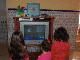 Los niños pasan más tiempo ante la tele que en el cole