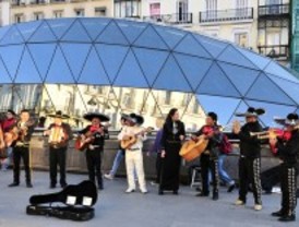 Botella exige autorización a los músicos callejeros