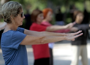 Decenas de personas practican taichi en el Retiro por los derechos de los pacientes de artritis