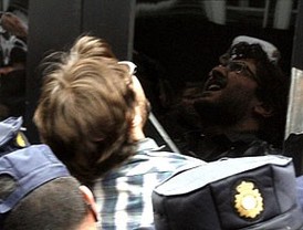 Un detenido en una protesta frente al 'banco malo'
