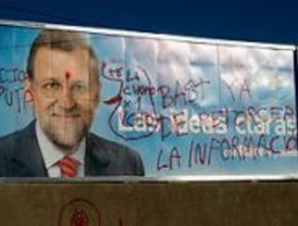 Queman la bandera y atacan un cartel de Rajoy en San Martín de la Vega
