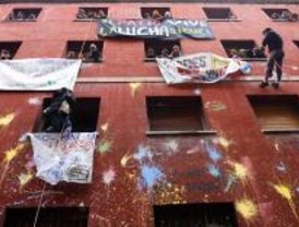 Un centenar de personas impide el desalojo del Patio Maravillas