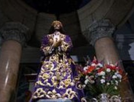 Miles de madrileños honran al Cristo de Medinaceli