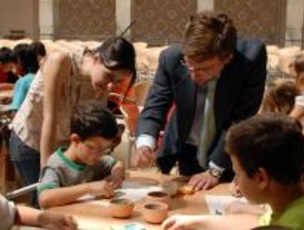 Niños de Alcalá aprenden a hacer mosaicos de la Antigua Roma