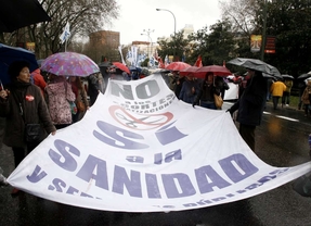 La primera 'marea blanca' del año celebra la paralización judicial de la privatización sanitaria