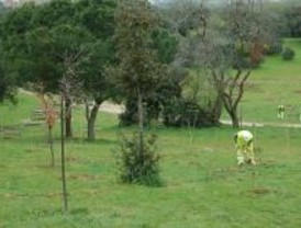 Los jardineros municipales llevan a la Feria del Libro sus protestas por el 'deterioro' de la plantilla municipal