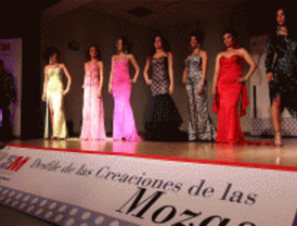 Las mozas gitanas exhiben sus diseños en Carabanchel