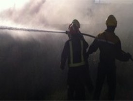 Desalojadas medio centenar de familias tras declararse un incendio forestal en Valdeavero