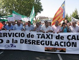 Fomento y los taxistas alcanzan un acuerdo que permitirá desconvocar el paro del 1 de agosto