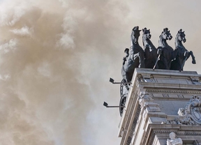 La calle Alcalá, envuelta en humo