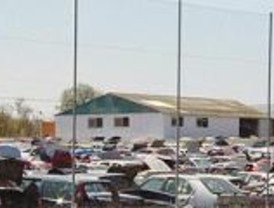 Un incendio en un desguace de Vicálvaro calcina 200 coches