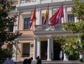 Tres asociaciones de vecinos se encierran en la Junta de Vallecas contra la Comunidad