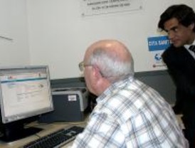 Sanidad anuncia para el verano la cita con el médico por Internet tras dos años de retraso
