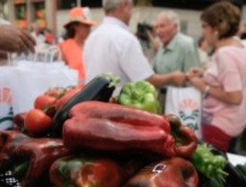 Reparto de frutas para denunciar la caída de precios