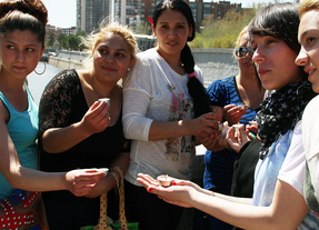 Velas y flores en el Manzanares contra el racismo a los gitanos