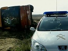 Dos de las heridas en el vuelco de un autobús siguen ingresadas