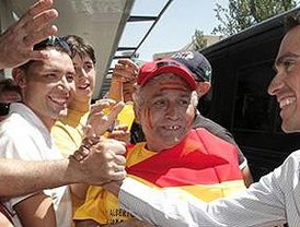 Contador, aclamado por sus vecinos de Pinto a su llegada al aeropuerto de Barajas