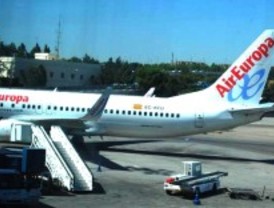 Dos vuelos suspendidos por alerta local en Barajas