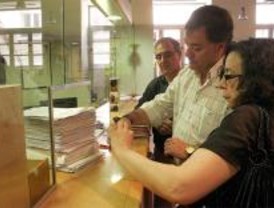 Presentan 20.000 firmas en la Comunidad para defender los servicios públicos
