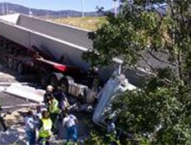 Un hombre cae con su camión por un puente y resulta ileso