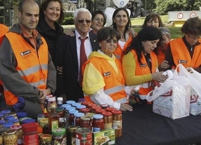El padre Ángel y colabradores de la ONG