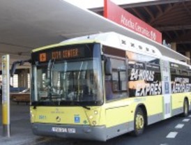 La línea de autobús al aeropuerto lleva cada día a 2.400 viajeros