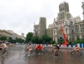 Un centenar de ciclistas participa en una marcha ciclo-nudista por el centro de Madrid