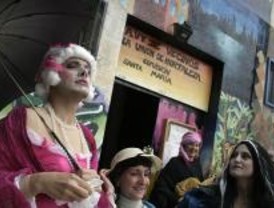 Manifestación por la construcción de dos gasolineras cerca de un colegio
