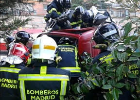 Los Bomberos trabajan en el rescate del conductor del camión