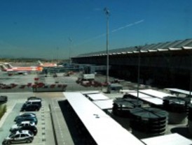 El 'low cost' aterriza en el parking de Barajas