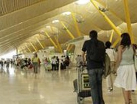 Los pasajeros de un avión en Barajas esperan 4 horas para desembarcar