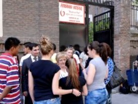 Los menores infractores sirven mesas en un comedor social