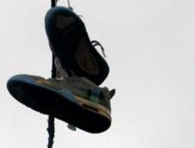 Las calles de Madrid se unen al 'Shoefiti' y lucen zapatillas en sus cables de luz