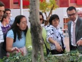 Varios discapacitados crean un jardín en Parla Este